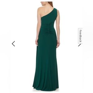 VINCE CAMUTO ONE-SHOULDER TRUMPET GOWN